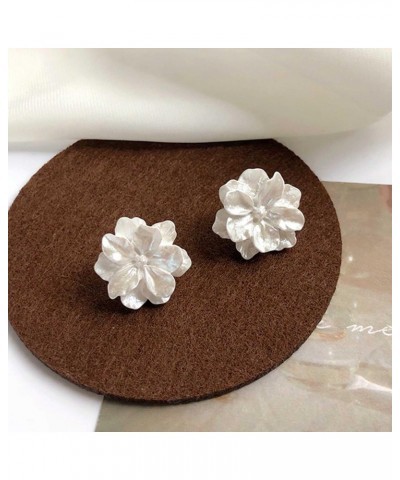 Bohemian White Flower Earrings Resin Flower Stud Earrings Vintage Camellia Floral Earrings Acrylic Big Flower Dangle Earrings...